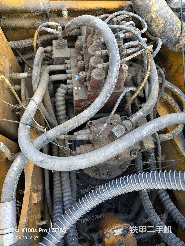 回轉(zhuǎn)馬達(dá)和主控閥(整機(jī)外觀) 回轉(zhuǎn)馬達(dá)和主控閥(整機(jī)外觀)