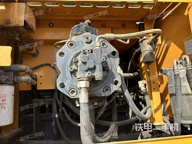 液壓泵艙室正面整體(整機(jī)外觀) 液壓泵艙室正面整體(整機(jī)外觀)