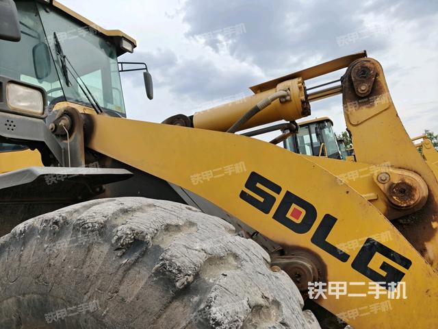 鏟斗油缸側(cè)面(工作裝置) 鏟斗油缸側(cè)面(工作裝置)