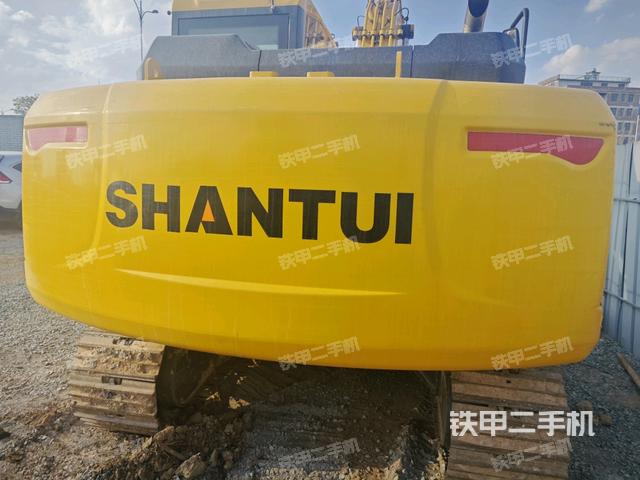 駕駛室整體(整機(jī)外觀) 駕駛室整體(整機(jī)外觀)