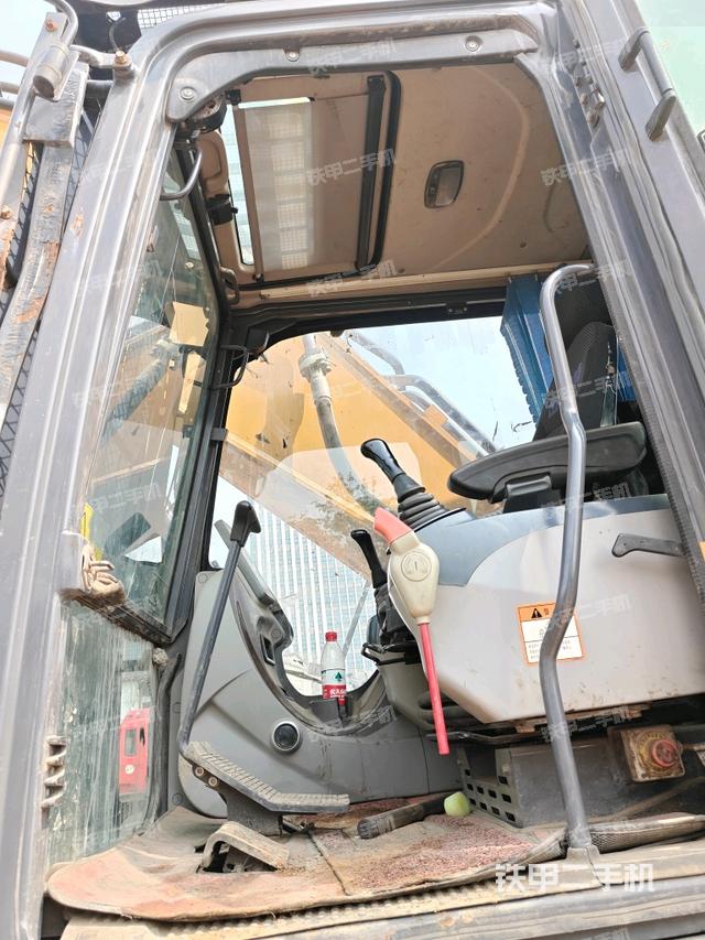 行走控制手柄和踏板 俯拍（驾驶室部分）