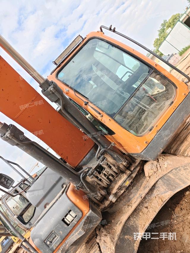 大臂背部俯視(工作和回轉(zhuǎn)裝置) 大臂背部俯視(工作和回轉(zhuǎn)裝置)