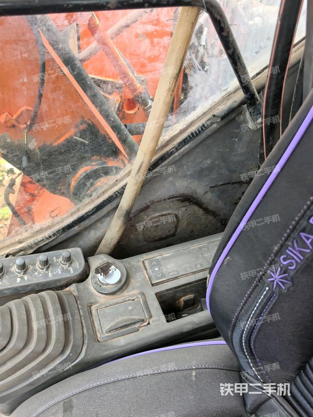 座椅右側(cè)控制臺(tái)/鑰匙門/油門/含右手柄(駕駛室部分) 座椅右側(cè)控制臺(tái)/鑰匙門/油門/含右手柄(駕駛室部分)