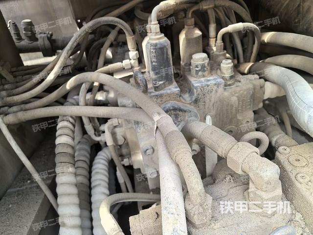 回转马达和主控阀（整机外观）