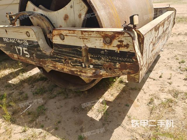 前車架正左側(cè)（壓路機(jī)前后車架）