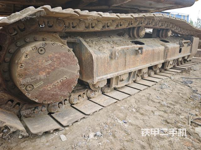 單側(cè)履帶整體(整機(jī)外觀) 單側(cè)履帶整體(整機(jī)外觀)