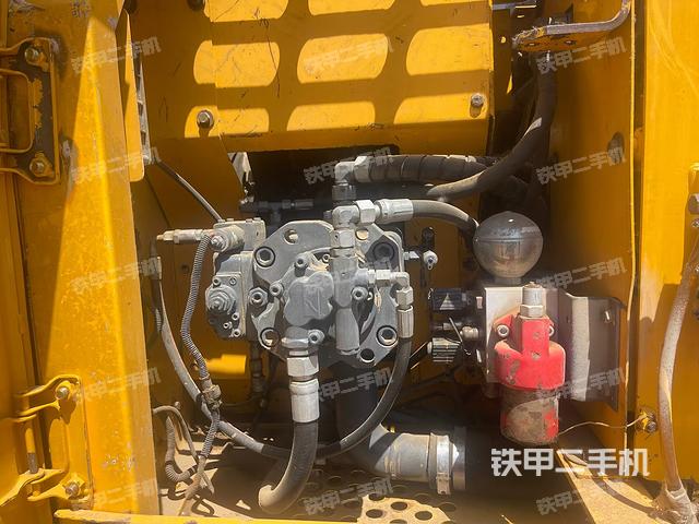 液壓泵艙室正面整體(整機(jī)外觀) 液壓泵艙室正面整體(整機(jī)外觀)