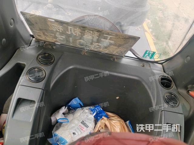 行走控制手柄和踏板?俯拍(駕駛室部分) 行走控制手柄和踏板?俯拍(駕駛室部分)