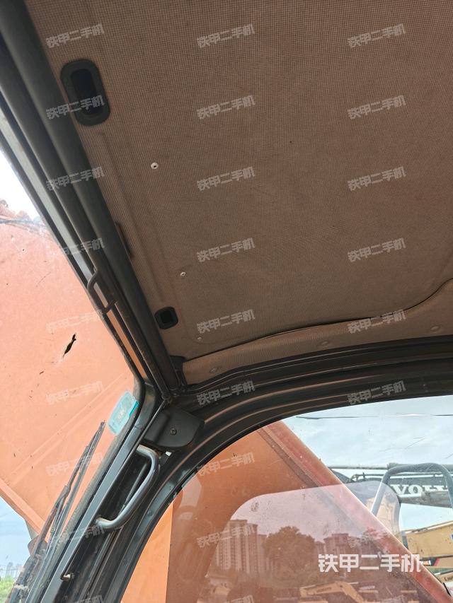 座椅右側(cè)控制臺(tái)/鑰匙門(mén)/油門(mén)/含右手柄(駕駛室部分) 座椅右側(cè)控制臺(tái)/鑰匙門(mén)/油門(mén)/含右手柄(駕駛室部分)