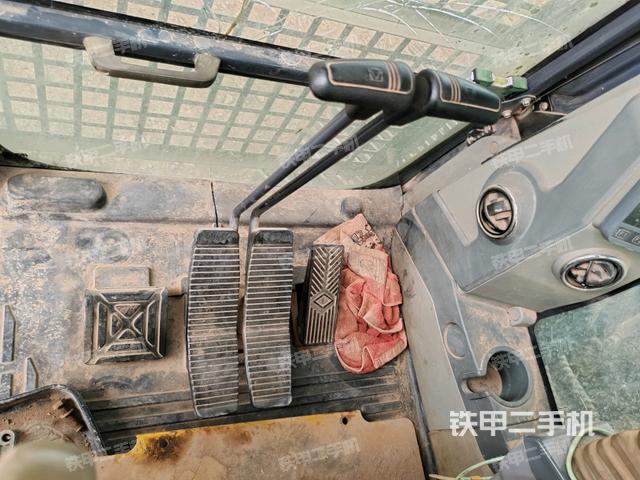 行走控制手柄和踏板 俯拍（驾驶室部分）