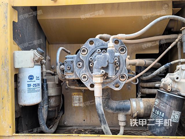 液压泵舱室正面整体（整机外观）