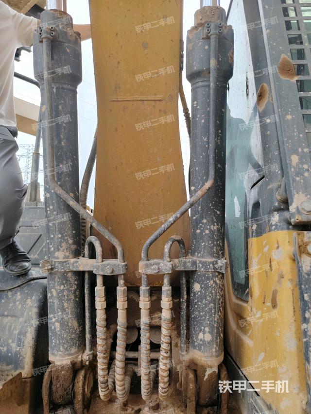 大臂油缸整体 竖拍（工作和回转装置）