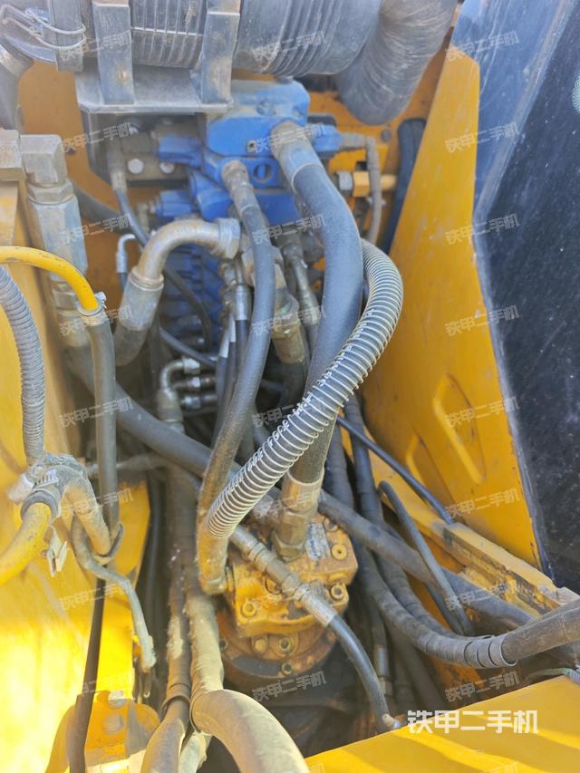 回轉(zhuǎn)馬達(dá)和主控閥（整機(jī)外觀）