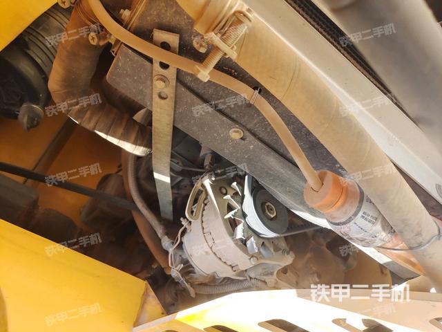 發(fā)動(dòng)機(jī)右側(cè)全景（壓路機(jī)發(fā)動(dòng)機(jī)艙）