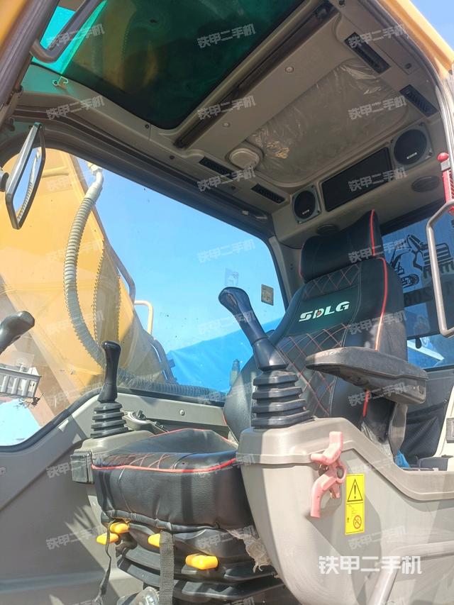 駕駛室整體(整機(jī)外觀) 駕駛室整體(整機(jī)外觀)