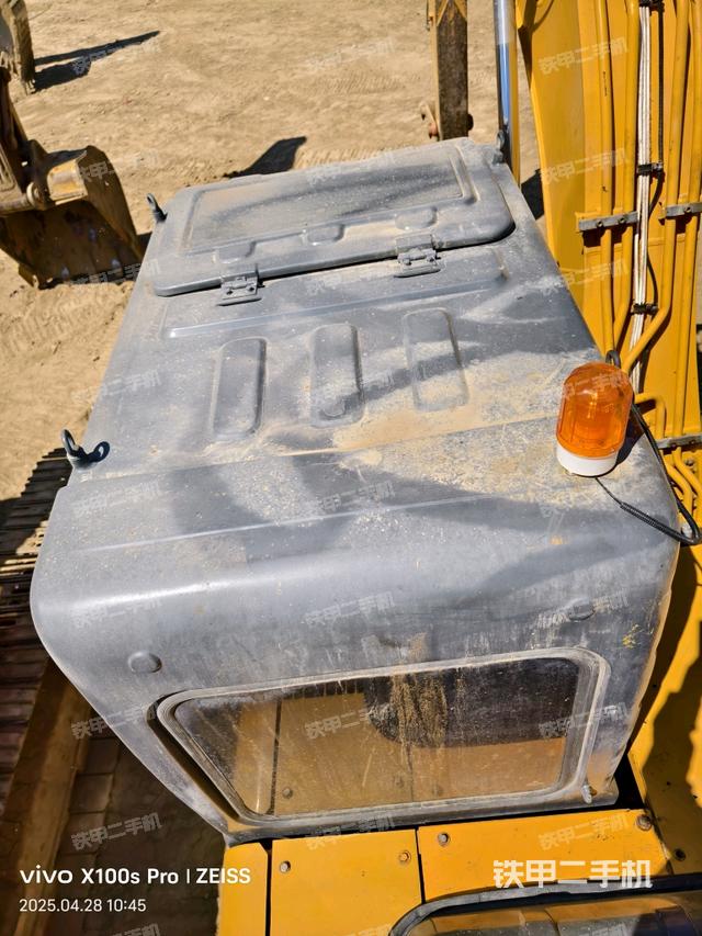 駕駛室頂部(整機(jī)外觀) 駕駛室頂部(整機(jī)外觀)