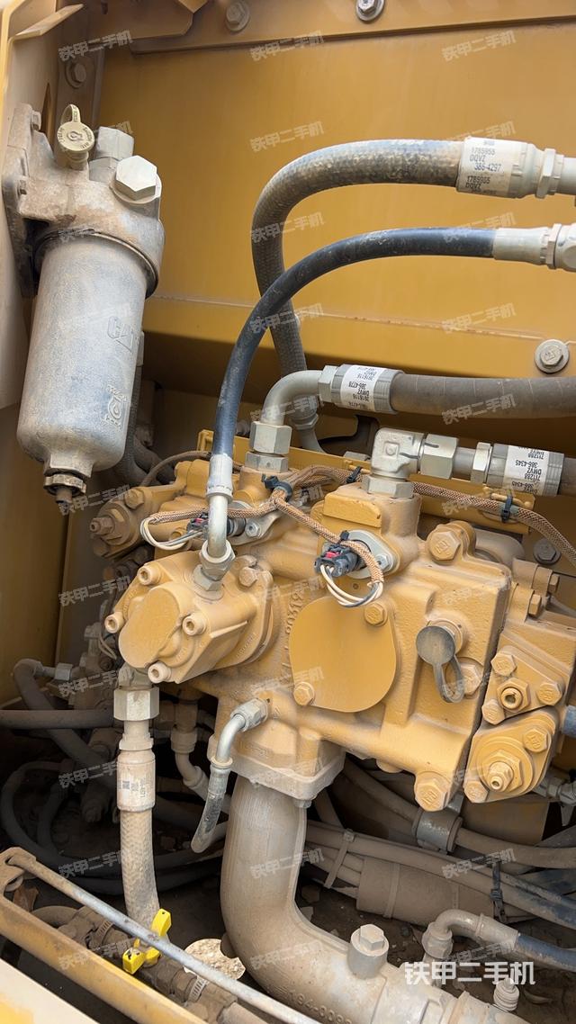 液压泵舱室正面整体（整机外观）