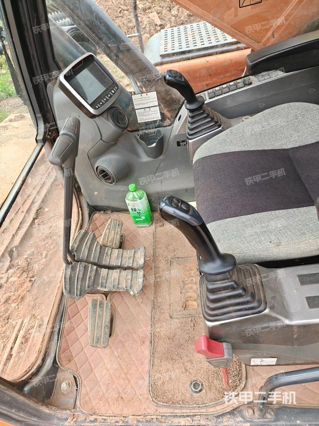 右側(cè)玻璃角標(biāo)(駕駛室部分) 右側(cè)玻璃角標(biāo)(駕駛室部分)