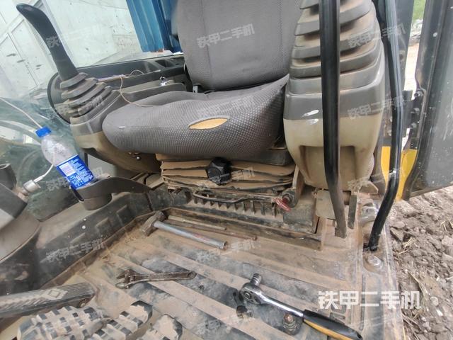 行走控制手柄和踏板?俯拍(駕駛室部分) 行走控制手柄和踏板?俯拍(駕駛室部分)
