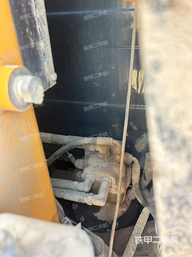 回轉(zhuǎn)馬達和主控閥(整機外觀) 回轉(zhuǎn)馬達和主控閥(整機外觀)