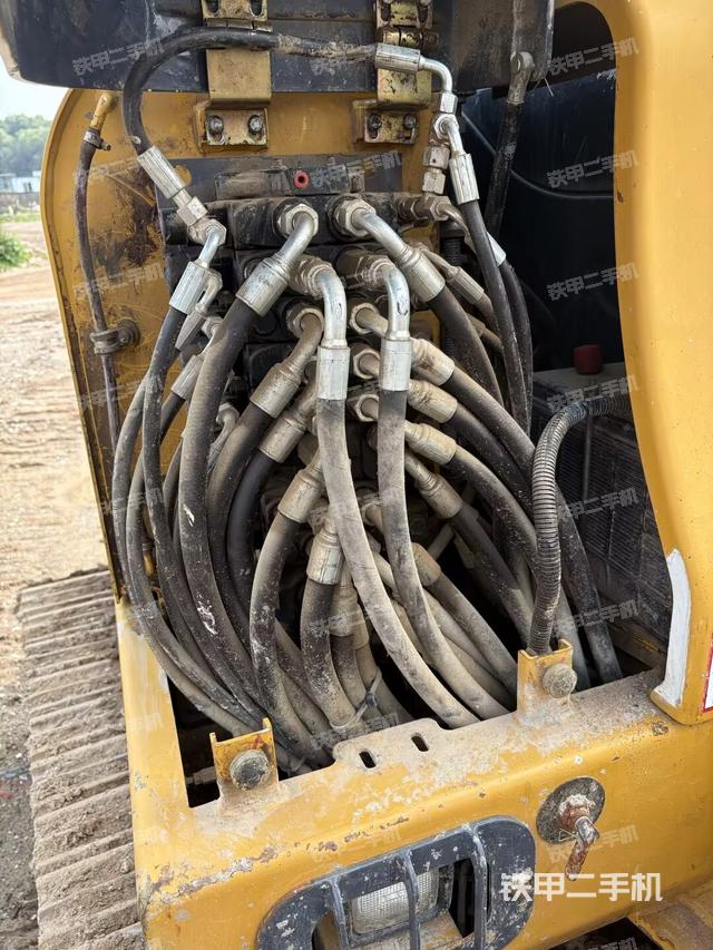 液壓泵艙室正面整體(整機(jī)外觀) 液壓泵艙室正面整體(整機(jī)外觀)