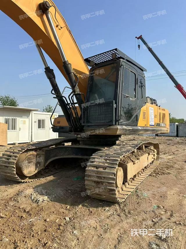 駕駛室頂部(整機(jī)外觀) 駕駛室頂部(整機(jī)外觀)