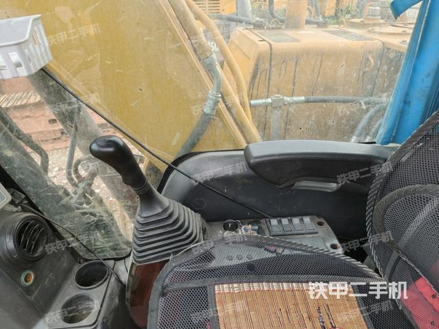 行走控制手柄和踏板?俯拍(駕駛室部分) 行走控制手柄和踏板?俯拍(駕駛室部分)