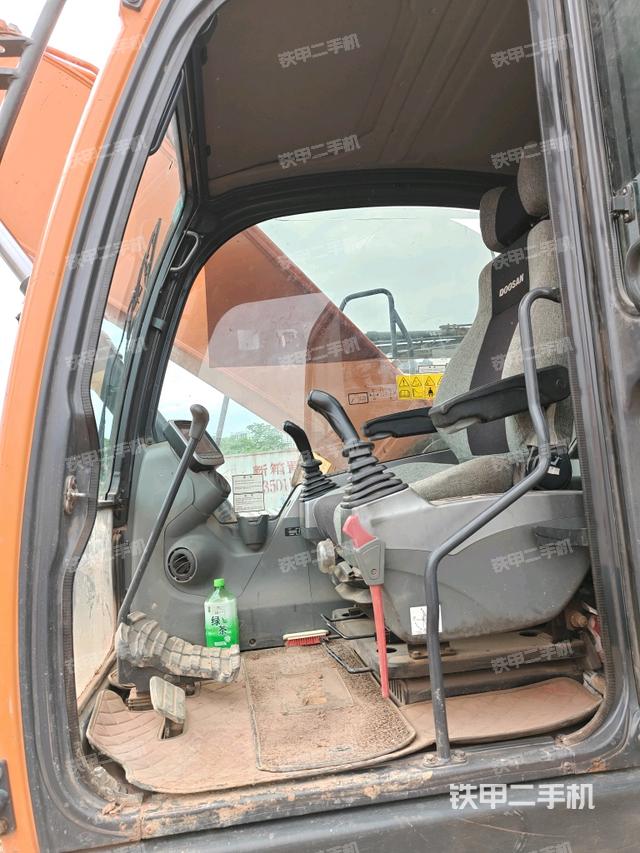 駕駛室左前45度(駕駛室部分) 駕駛室左前45度(駕駛室部分)