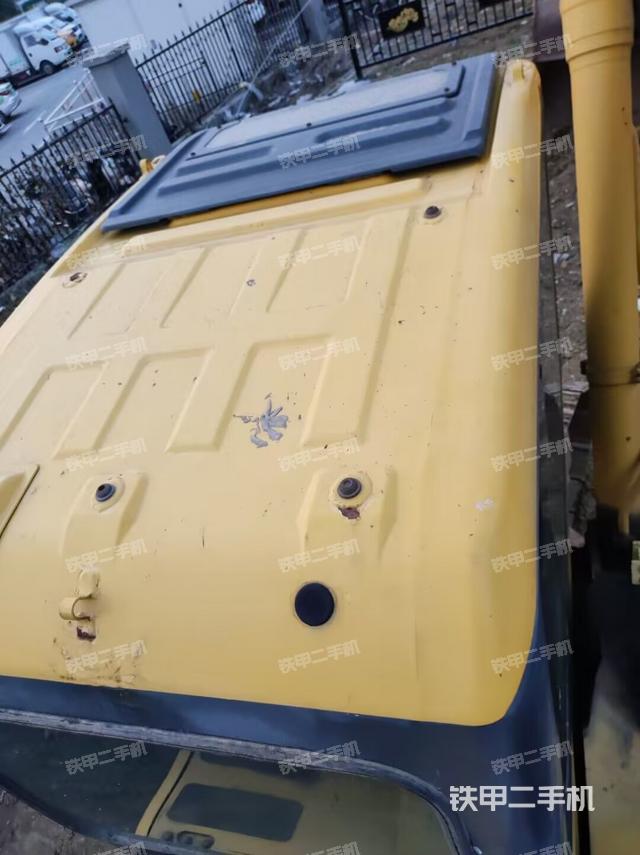 駕駛室頂部(整機(jī)外觀) 駕駛室頂部(整機(jī)外觀)