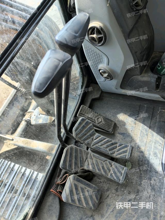 行走控制手柄和踏板?俯拍（駕駛室部分）