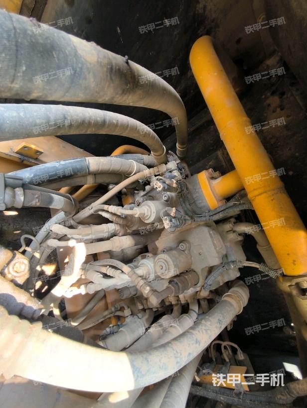 回轉(zhuǎn)馬達(dá)和主控閥(整機(jī)外觀) 回轉(zhuǎn)馬達(dá)和主控閥(整機(jī)外觀)