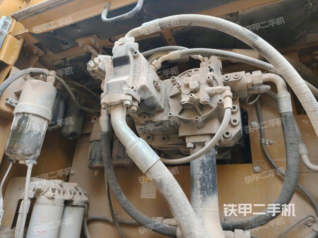 液壓泵艙室正面整體(整機外觀) 液壓泵艙室正面整體(整機外觀)