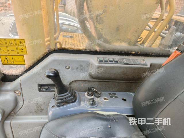 行走控制手柄和踏板?俯拍(駕駛室部分) 行走控制手柄和踏板?俯拍(駕駛室部分)