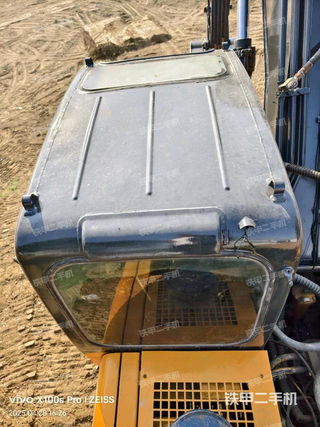 駕駛室頂部(整機(jī)外觀) 駕駛室頂部(整機(jī)外觀)