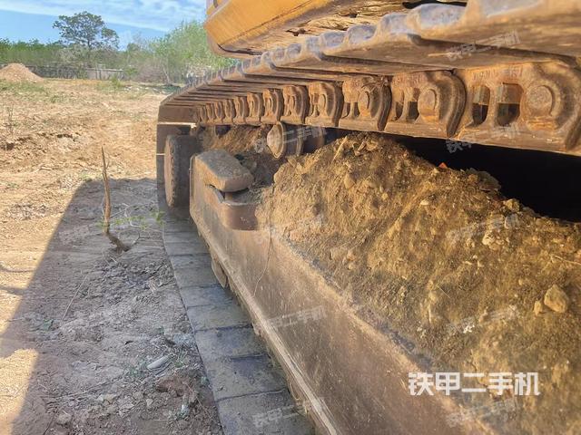 單側(cè)履帶整體(整機外觀) 單側(cè)履帶整體(整機外觀)