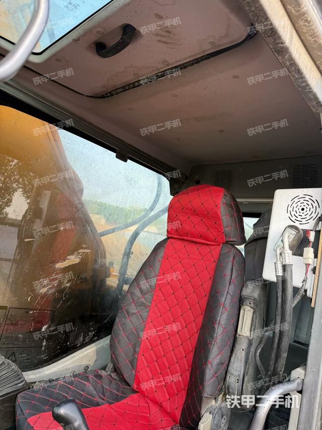 駕駛室頂部(整機(jī)外觀) 駕駛室頂部(整機(jī)外觀)