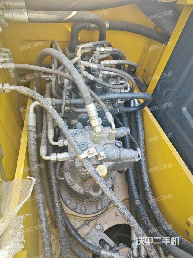 回轉(zhuǎn)馬達(dá)和主控閥(整機(jī)外觀) 回轉(zhuǎn)馬達(dá)和主控閥(整機(jī)外觀)