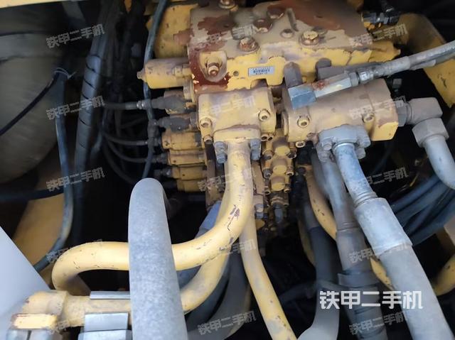 回轉(zhuǎn)馬達(dá)和主控閥(整機(jī)外觀) 回轉(zhuǎn)馬達(dá)和主控閥(整機(jī)外觀)