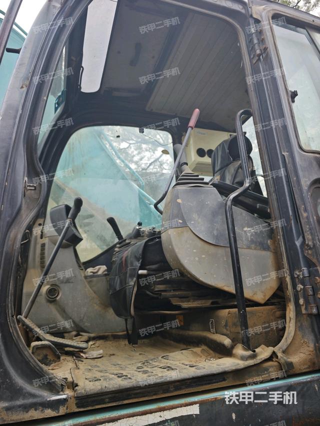 駕駛室整體（整機外觀）