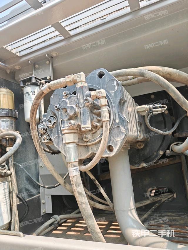 液壓泵艙室正面整體(整機外觀) 液壓泵艙室正面整體(整機外觀)