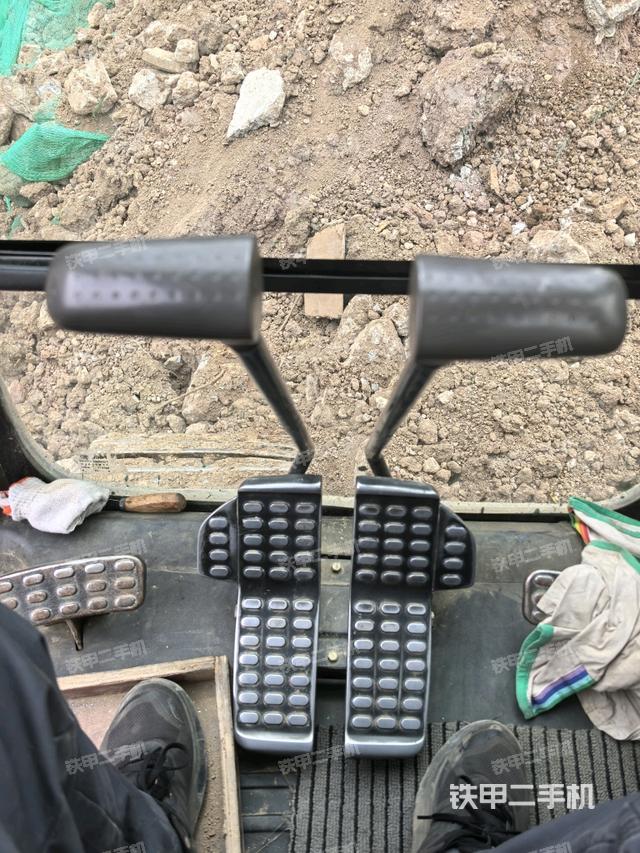 行走控制手柄和踏板?俯拍（駕駛室部分）