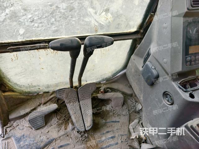 行走控制手柄和踏板?俯拍(駕駛室部分) 行走控制手柄和踏板?俯拍(駕駛室部分)