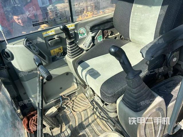 駕駛室整體(整機外觀) 駕駛室整體(整機外觀)