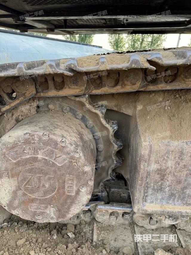 單側(cè)履帶整體(整機(jī)外觀) 單側(cè)履帶整體(整機(jī)外觀)