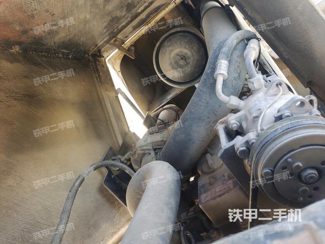 散熱器全景（壓路機(jī)發(fā)動(dòng)機(jī)艙）