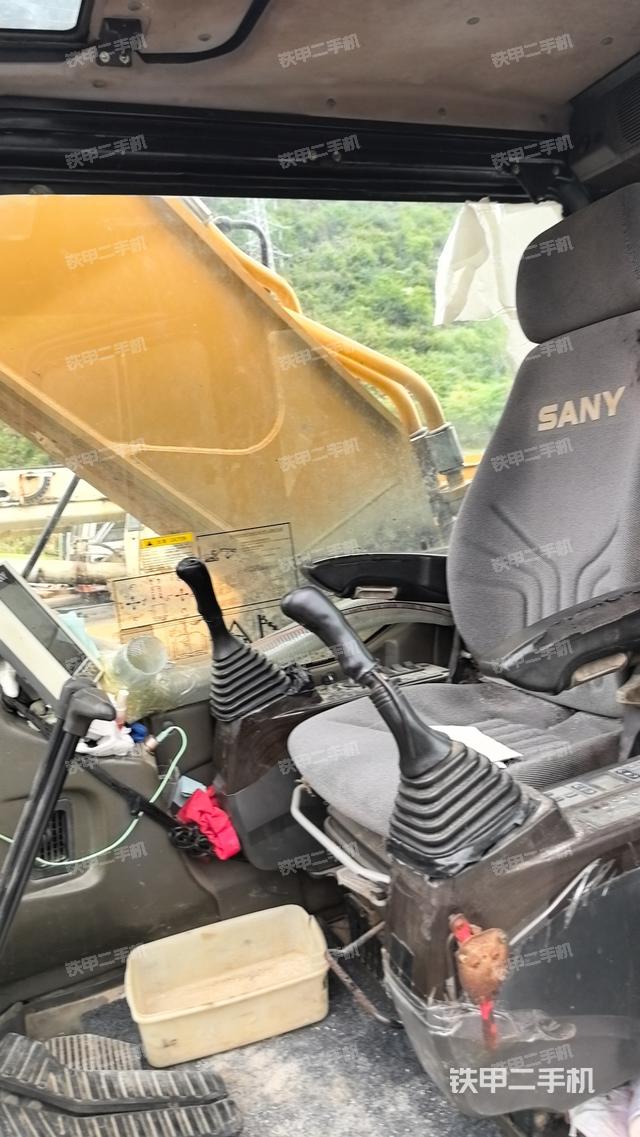 駕駛室整體(整機(jī)外觀) 駕駛室整體(整機(jī)外觀)