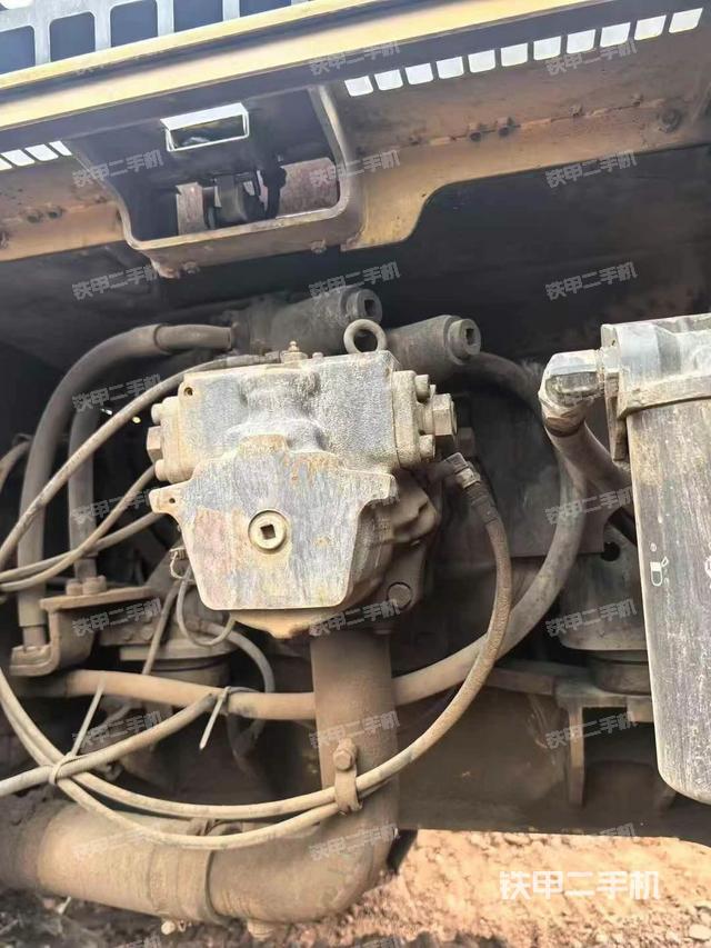 液壓泵艙室正面整體(整機(jī)外觀) 液壓泵艙室正面整體(整機(jī)外觀)