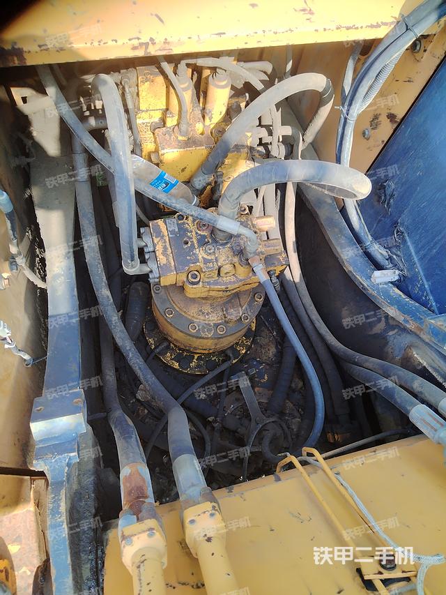 回转马达和主控阀（整机外观）