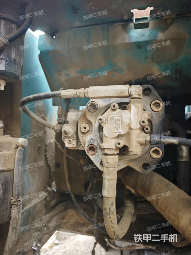 液壓泵艙室正面整體（整機外觀）