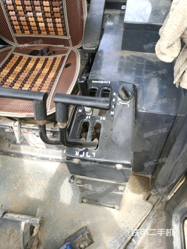 駕駛室內(nèi)部全景（推土機駕駛室）